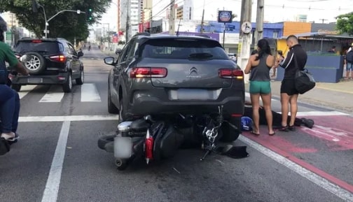 Batida entre carro e moto deixa um ferido e causa congestionamento em Natal